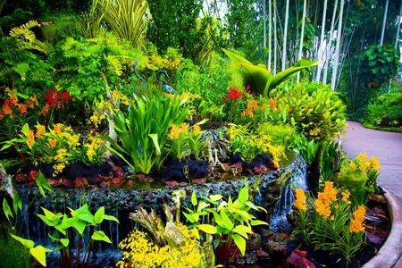 Aesthetic Borders: Integrating Planters into Traditional Lawn and Hedge Designs