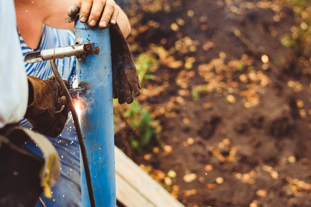 Modern Solutions: Battery-Powered Tools that Handle Rainy British Days